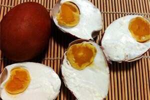 腌鸡蛋为什么要沾上白酒?(腌鸡蛋为什么放白酒)